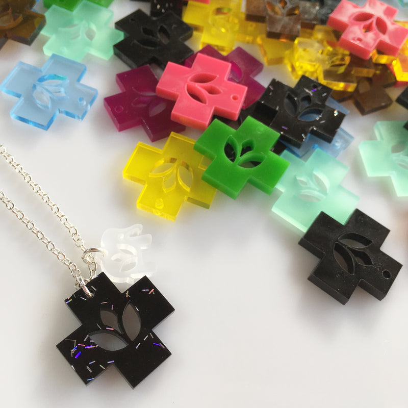 Cross with Lotus Flower / 10 Pieces, 30mm
