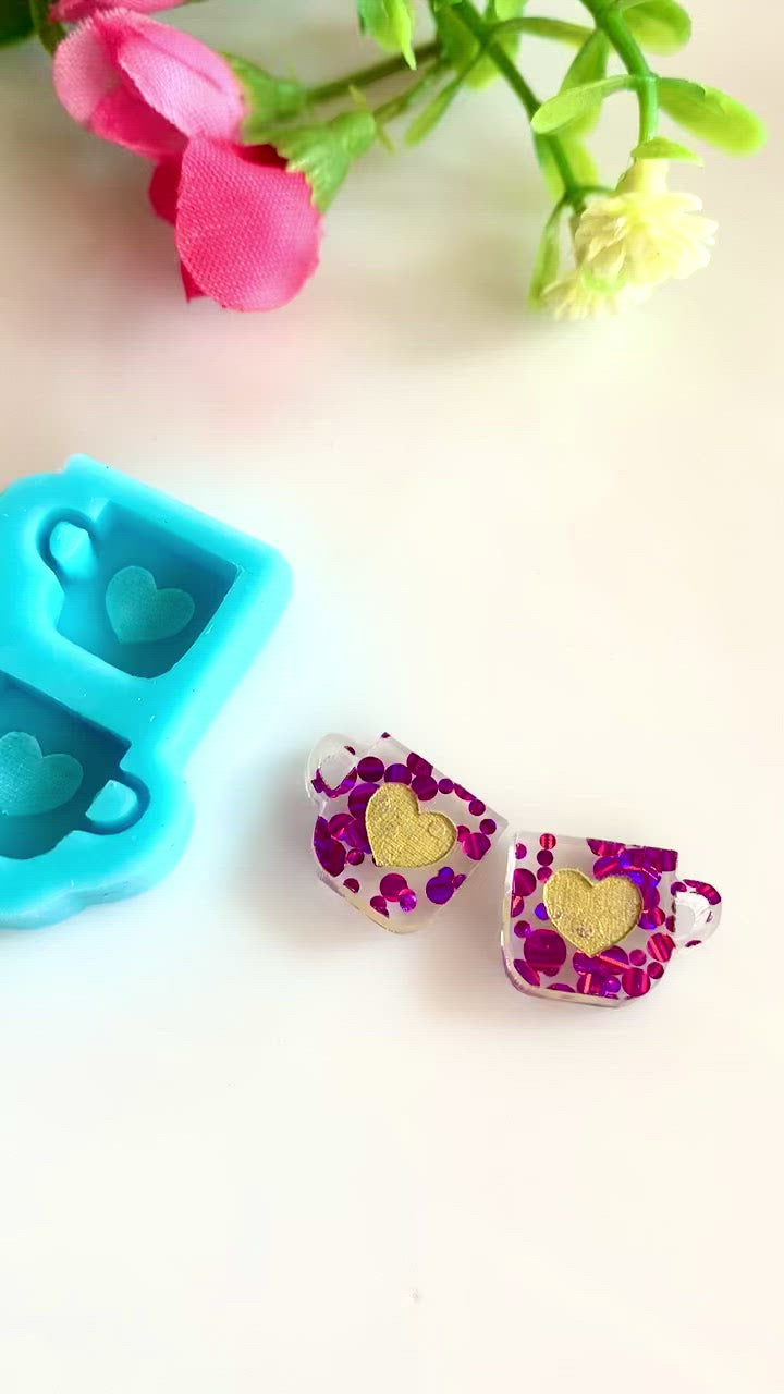 Tiny cups with hearts silicone mold / Molde de silicón de tacitas con corazón