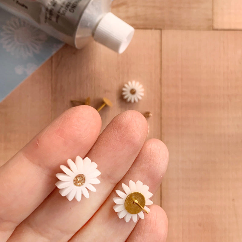 Daisy Cabochons / Studs / 10 Pieces, 15mm aprox.