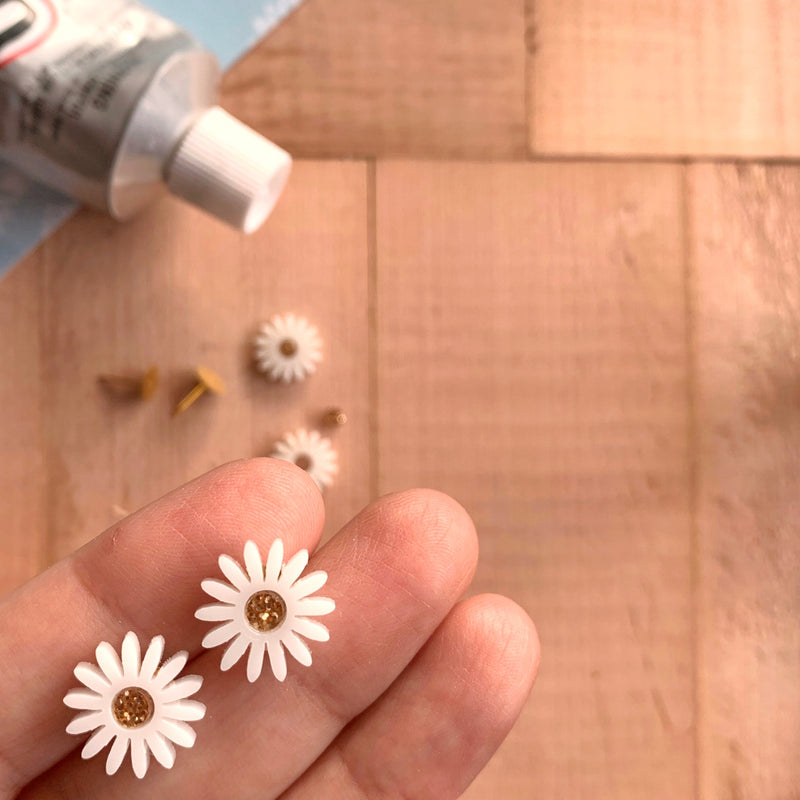 Daisy Cabochons / Studs / 10 Pieces, 15mm aprox.