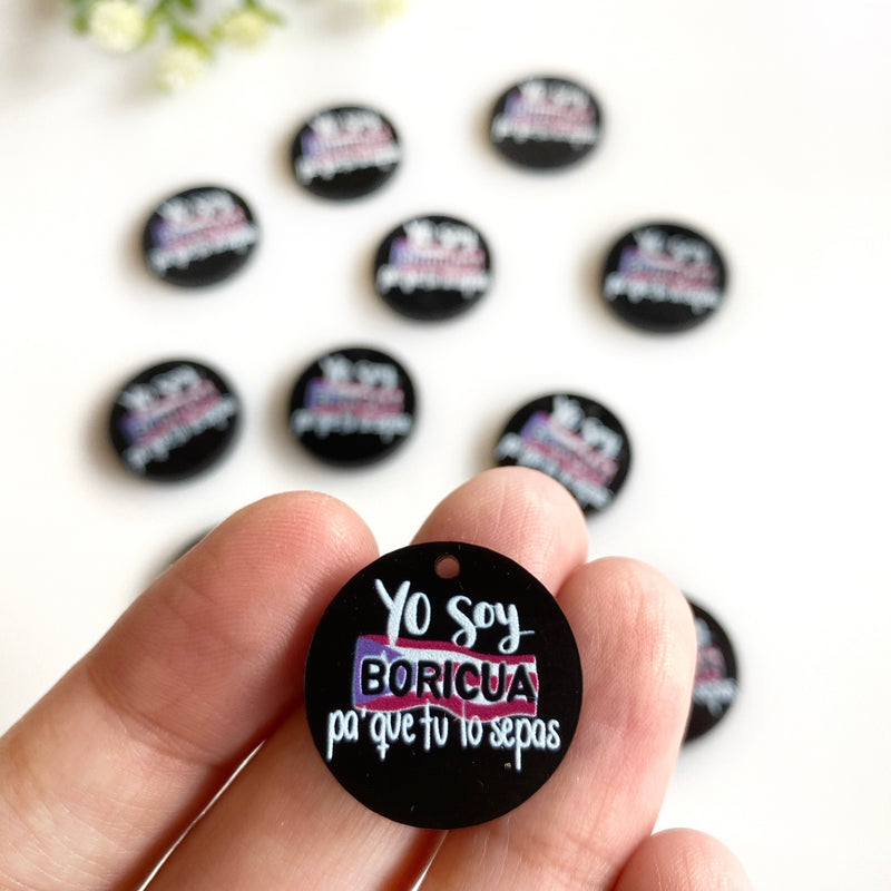 Círculos impresos fondo negro “Yo soy boricua pa’ que tú lo sepas” / 8 charms, 25mm