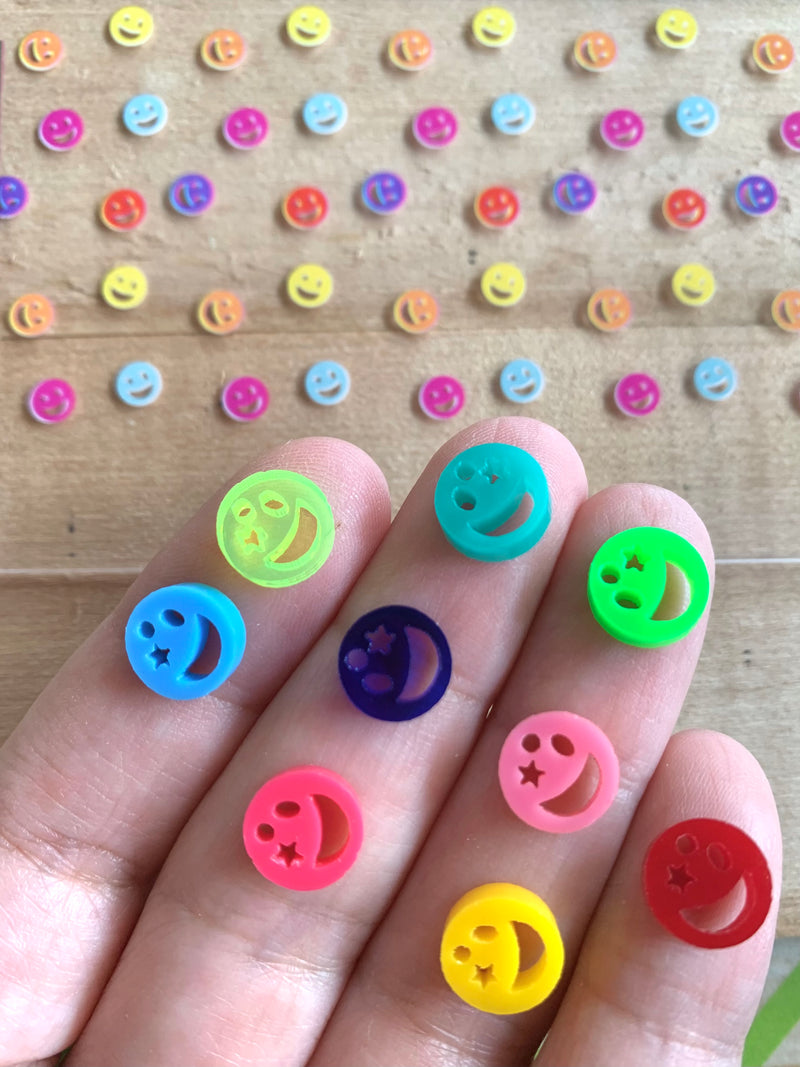 Tiny smiley faces / 30 Pieces, 10mm